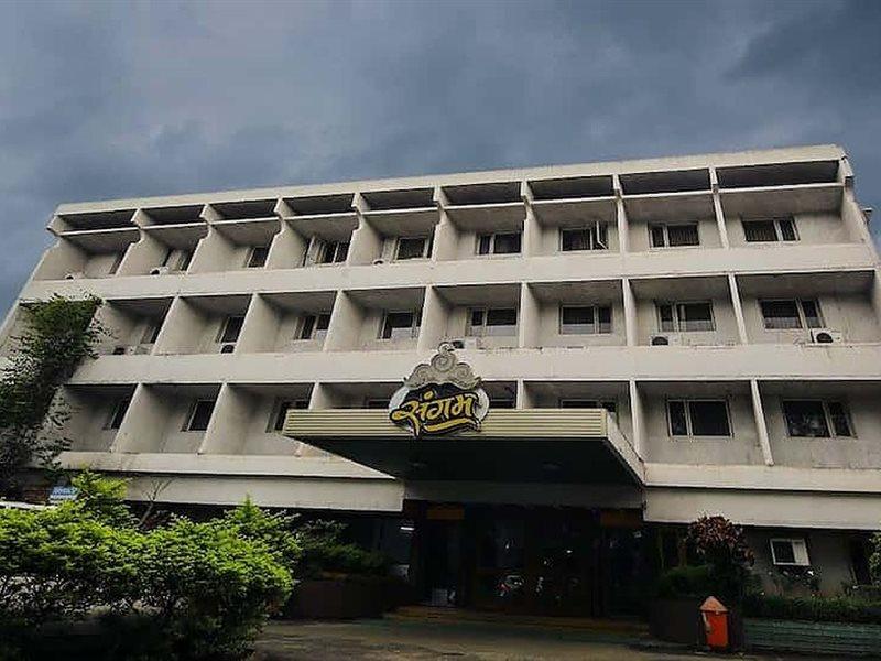 Hotel Sangam Karād エクステリア 写真