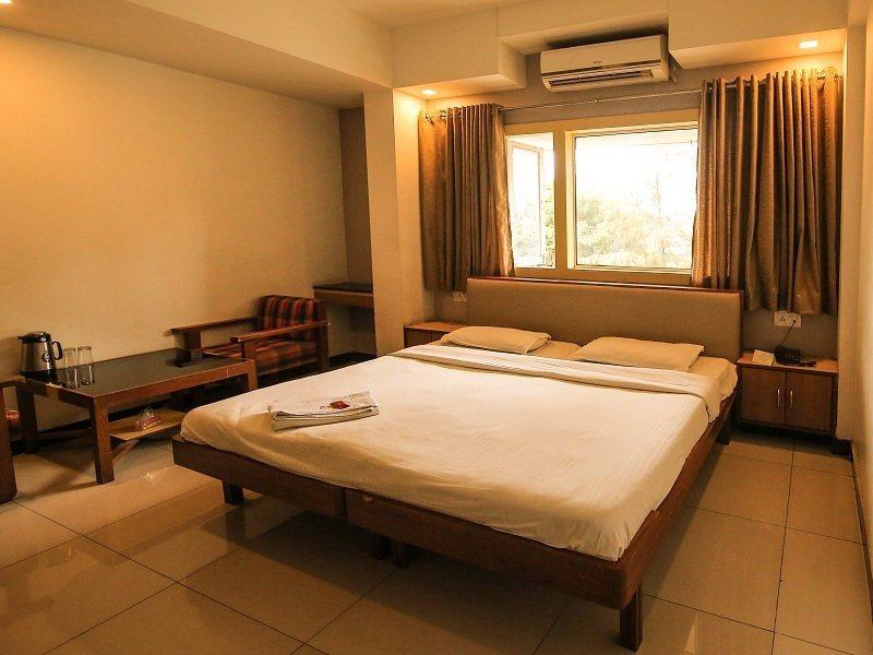 Hotel Sangam Karād エクステリア 写真