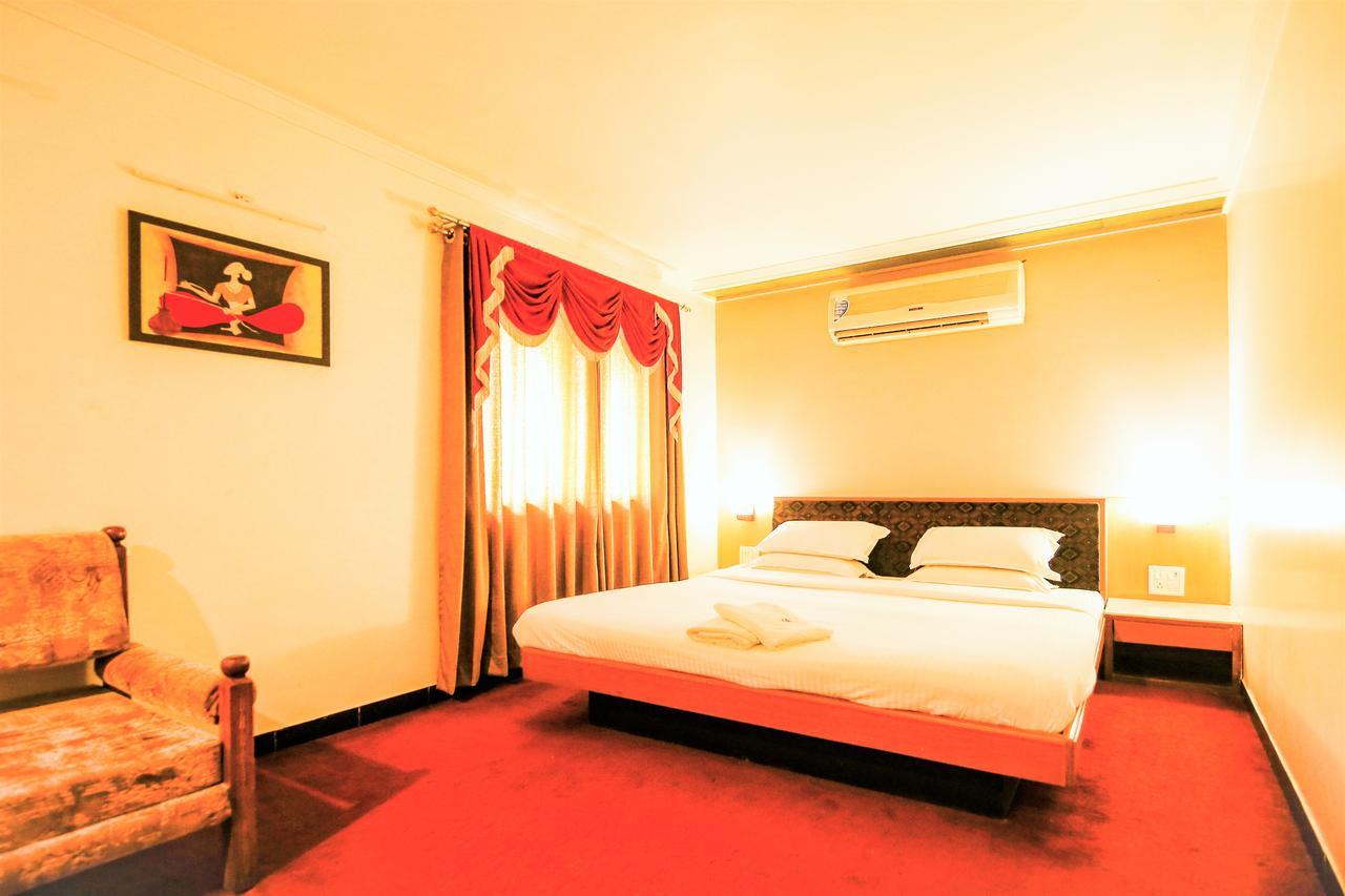 Hotel Sangam Karād エクステリア 写真
