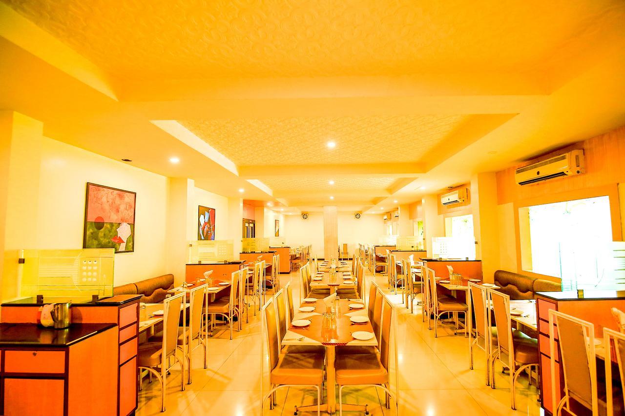 Hotel Sangam Karād エクステリア 写真