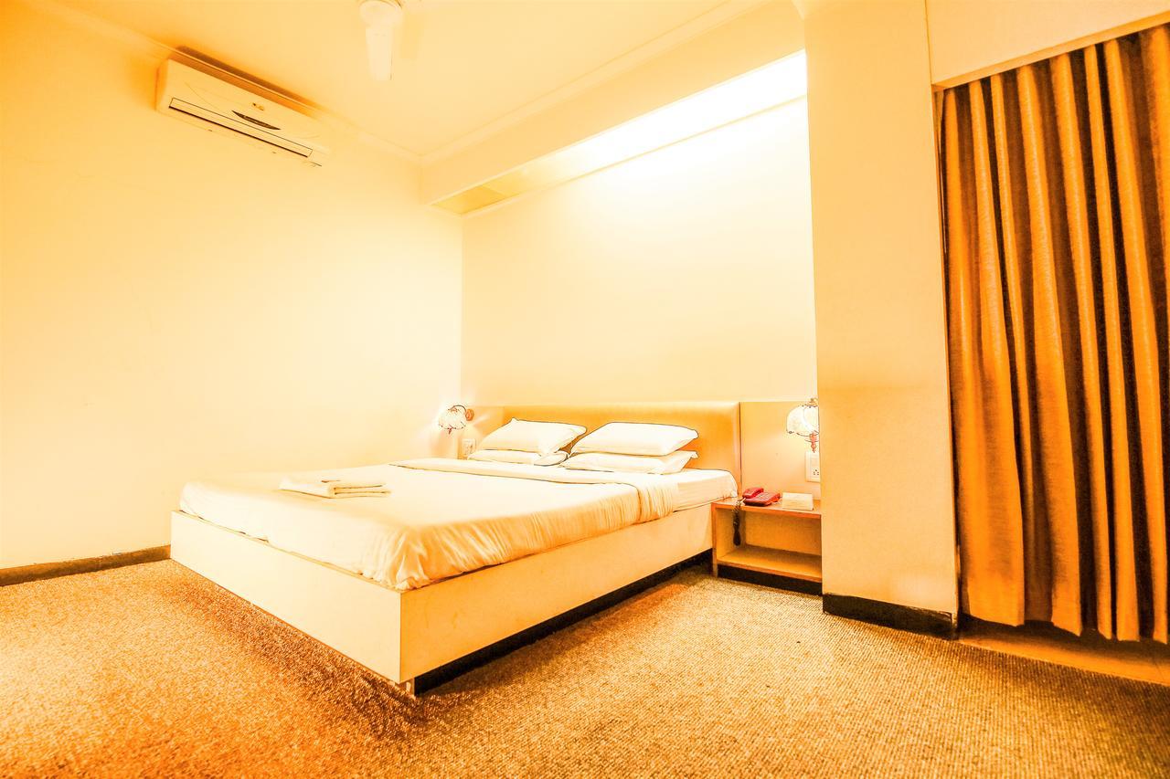 Hotel Sangam Karād エクステリア 写真